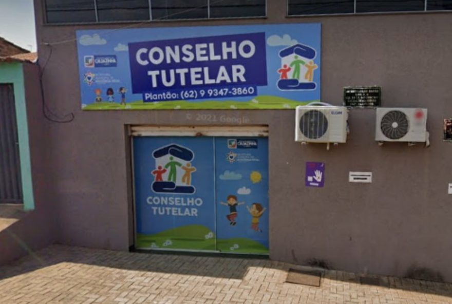 Conselho Tutelar de Caldazinha, que recebeu denúncias de estudantes contra professor  (Foto: Reprodução/Google Street View)