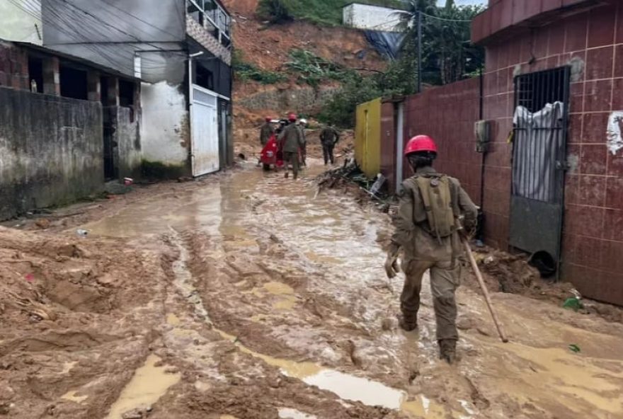 Equipes de resgate chegam ao quarto dia de buscar. (Foto: Mhatteus Sampaio/Reprodução/TV Globo)