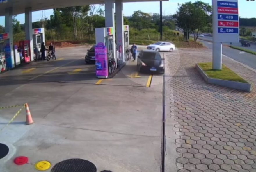 Homem enche o tanque foge de posto sem pagar, em Goiânia  (Foto: Reprodução TV Anhanguera)