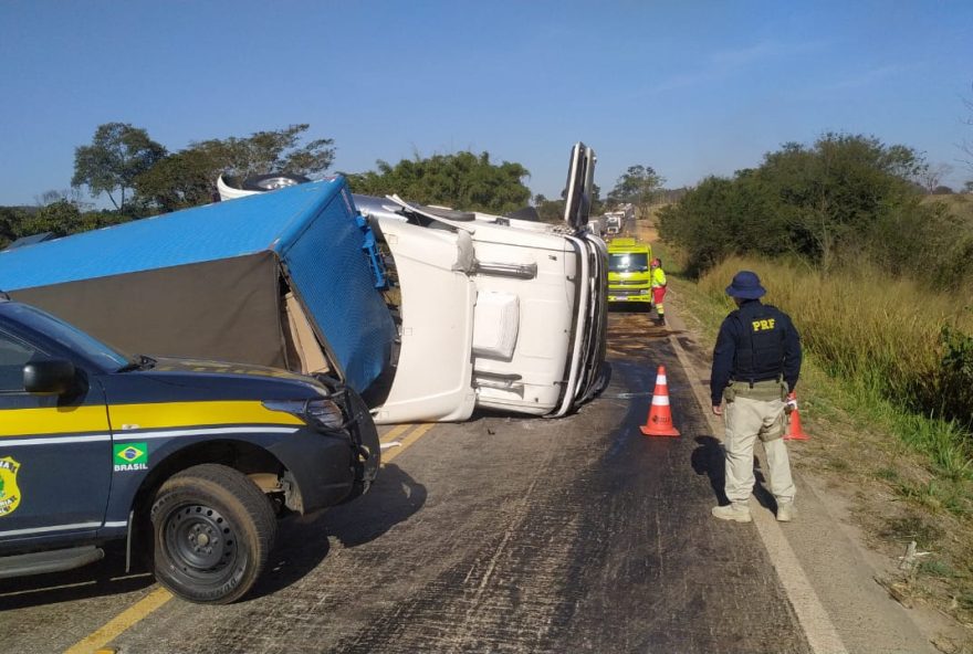 Caminhão tombou bloqueando toda a pista. (Foto: Reprodução/PRF)