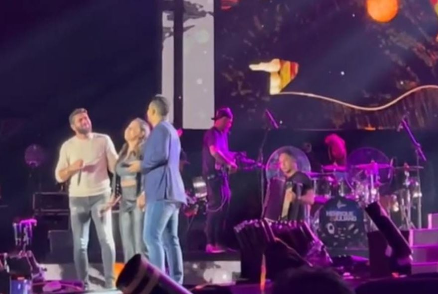 Mãe de Marília Mendonça sobe ao palco e faz homenagem a filha (Foto: reprodução do vídeo gravado pela influenciadora digital Raiza Marinari)