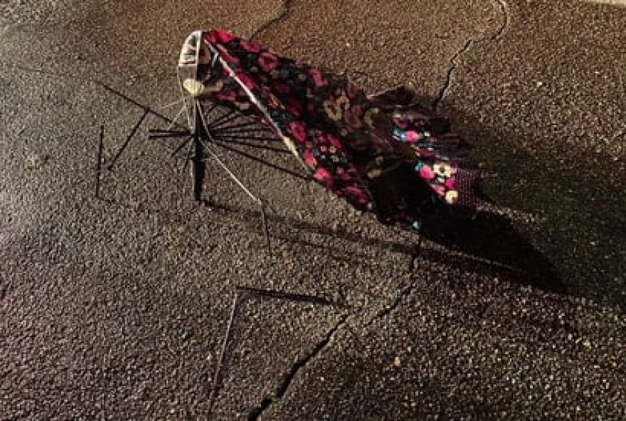 O que sobrou do guarda-chuva utilizado pela mulher, suposta vítima de assédio (Foto: Reprodução)