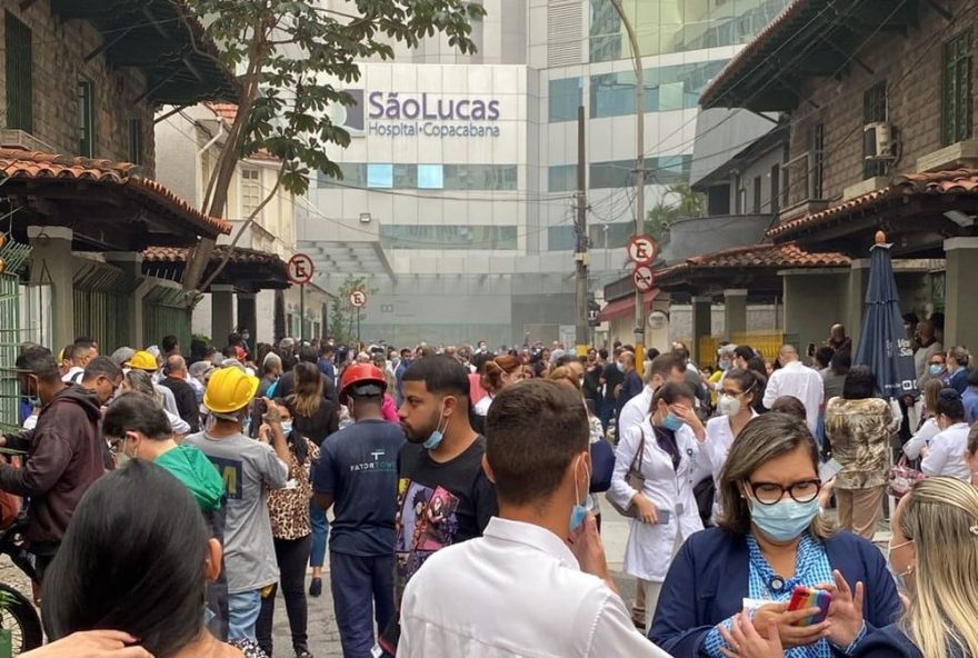 Incêndio atinge hospital de Copacabana e pacientes são retirados às pressas (Foto: Reprodução / G1)