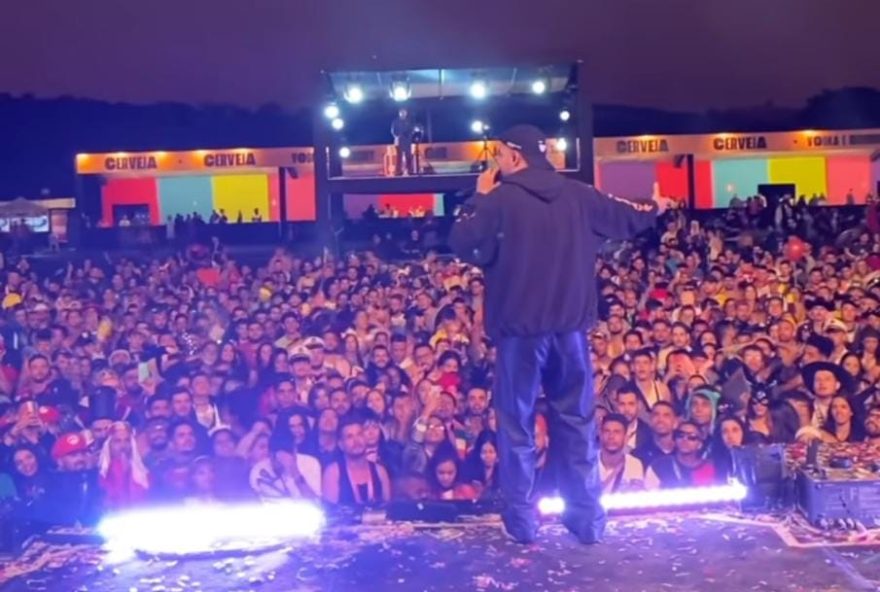 Pedro Sampaio durante show em Aparecida de Goiânia. (Foto reprodução redes sociais)