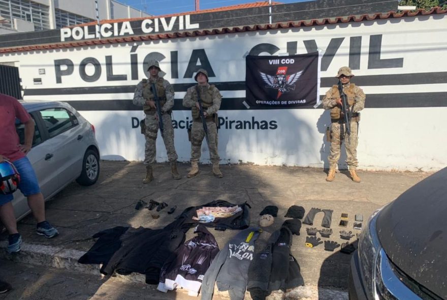 Itens apreendidos pelos militares após o confronto. (Foto: Divulgação / COD-PM)