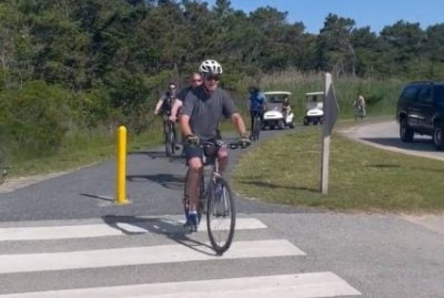 Joe Biden queda bicicleta