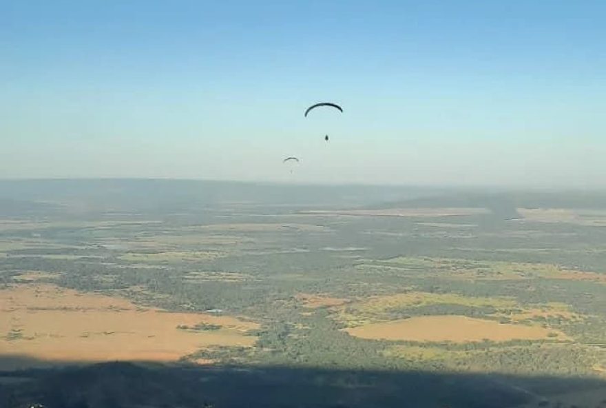 Acidente aconteceu durante competição de parapente. (Foto: Divulgação/Corpo de Bombeiros)