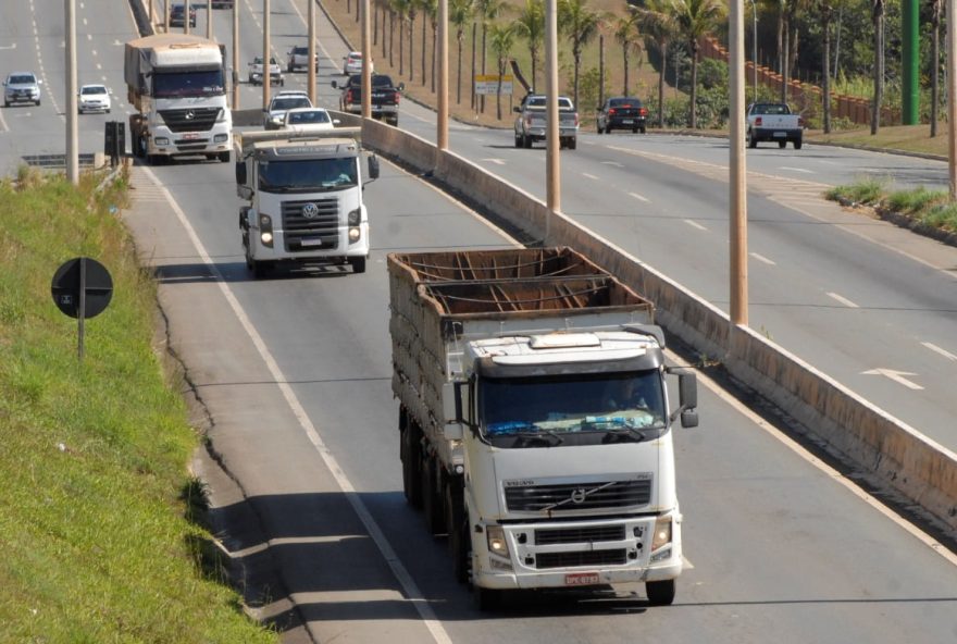 Caminhoneiros de todo o Brasil ameaçam greve geral nesta sexta-feira, 18