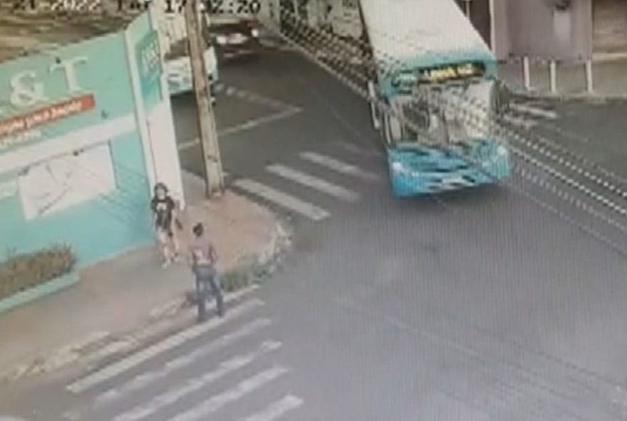 Em Rio Verde, motorista de ônibus passa mal e invade casa (Foto: reprodução TV Anhanguera)