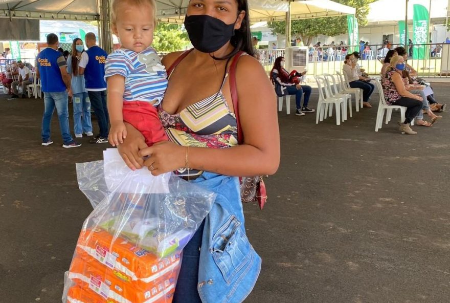 Entrega do cartão do Mães de Goiás é um dos serviços prestados em Morrinho nesta terça (28). (Foto: Divulgação/OVG)