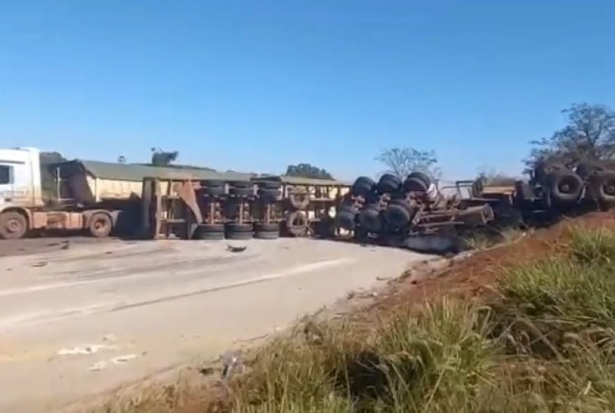 Caminhões de carga batem, tombam e BR-452 fica interditada, em Rio Verde (Foto: Divulgação PRF)