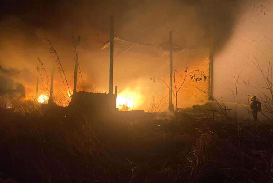 Chamas teriam causado prejuízo de R$ 1 milhão em estoque e estrutura, segundo proprietário do galpão. (Foto: Divulgação/Corpo de Bombeiros de Goiás)