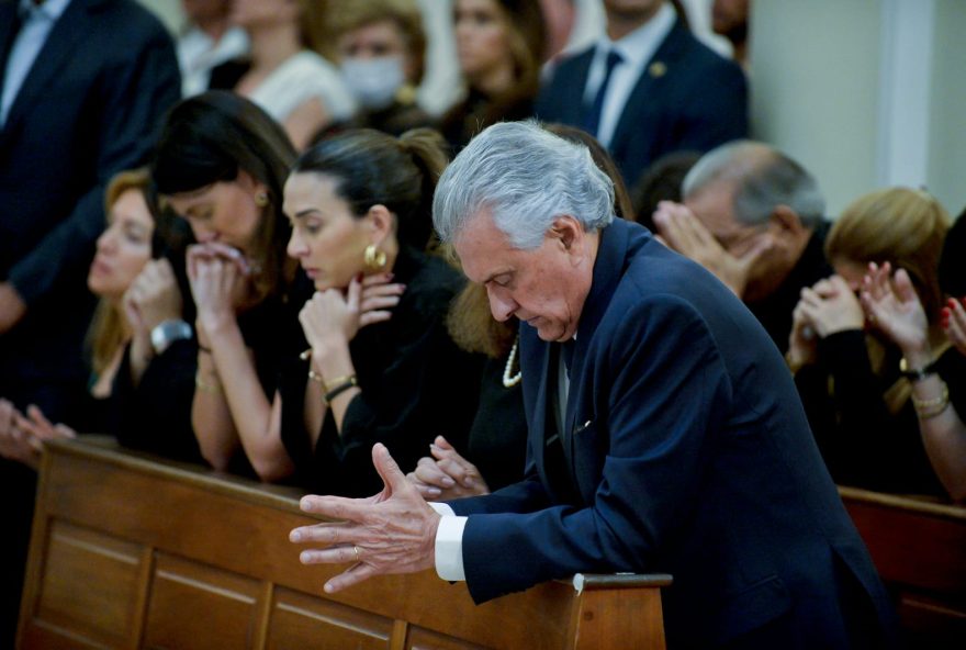 Governador não conseguiu segurar emoção durante missa. (Foto: Divulgação/Governo de Goiás)