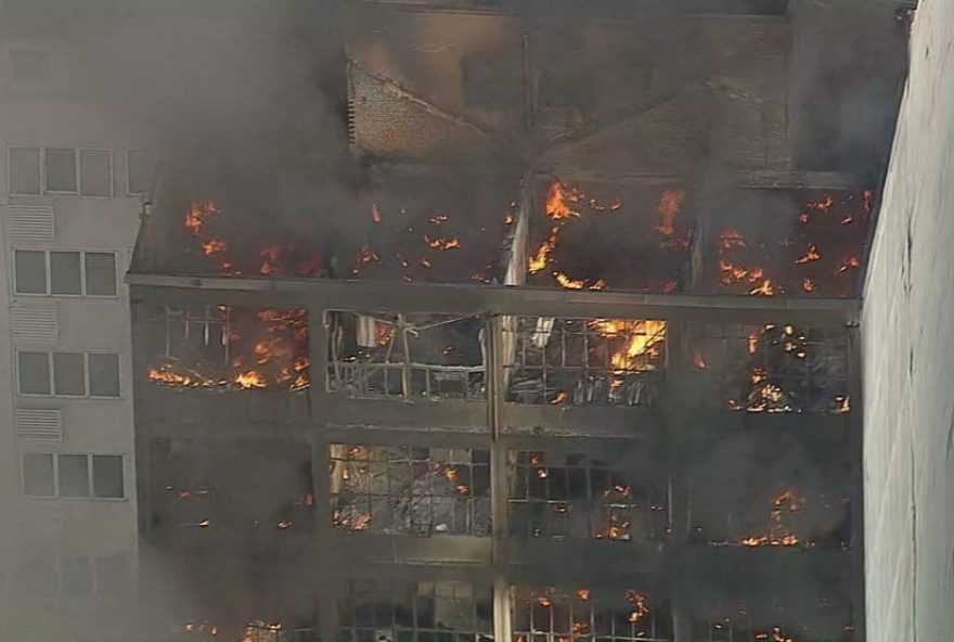 Incêndio atinge comércios da 25 de Março, em São Paulo (Foto: Reprodução/ TV Globo)