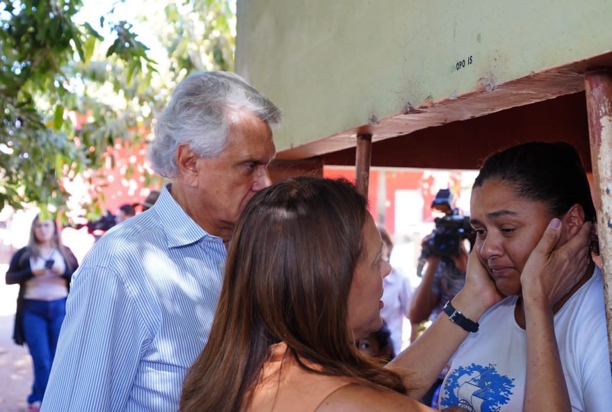 Primeira-dama leva palavras de conforto para família de crianças mortas, em Bonópolis (Foto: Divulgação/ Secom GO)