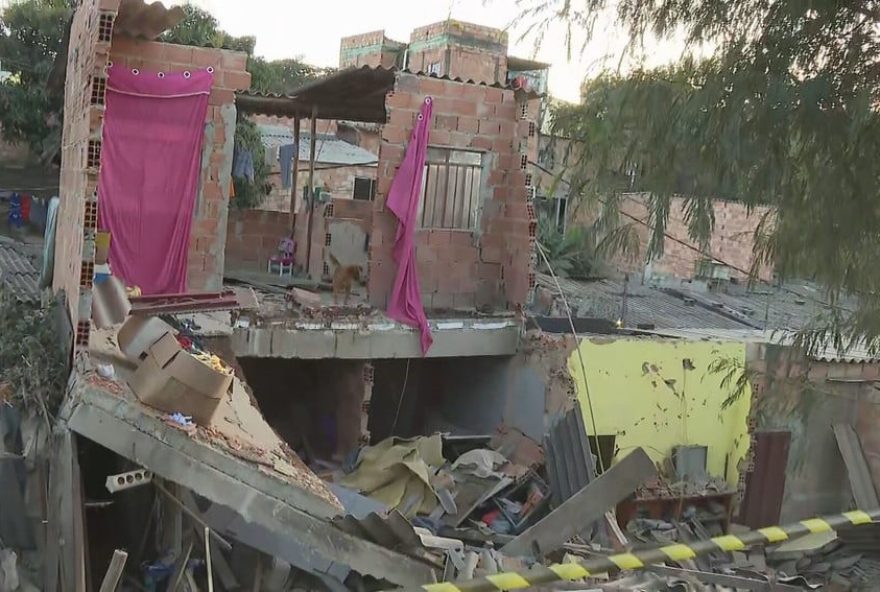 Carreta tomba e destrói ao menos 20 casa em Belo Horizonte. (Foto: Reprodução TV Globo)