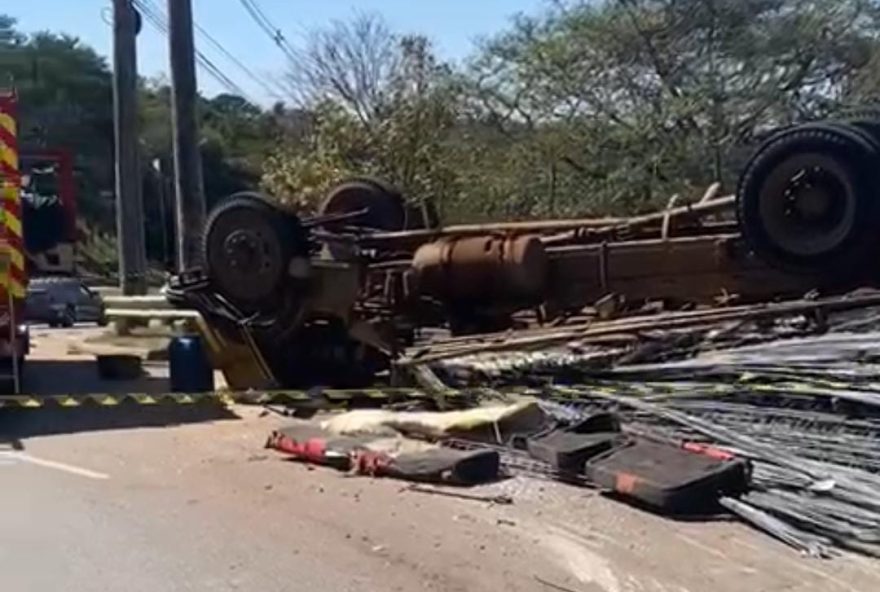 Caminhão capota e deixa duas pessoas feridas, em Goiânia (Foto: Divulgação / Corpo de Bombeiros)