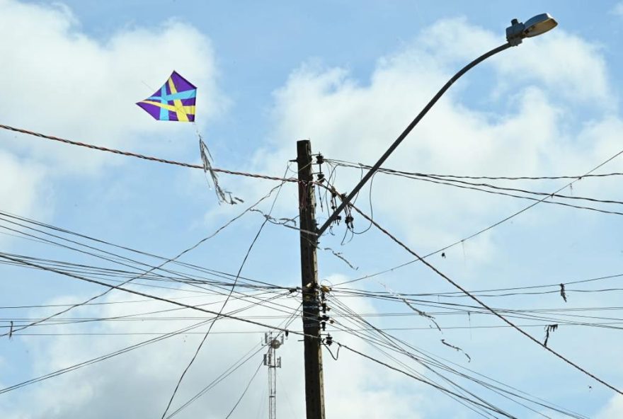 Além de quedas de energia, pipas podem causar acidentes com pedestres, motociclistas e motoristas. (Foto: Agência Brasil)