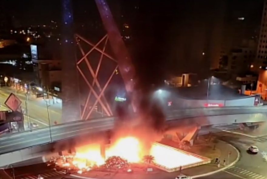 Viaduto da T-63 pega fogo e é interditado. (Foto: Reprodução TV Anhanguera)