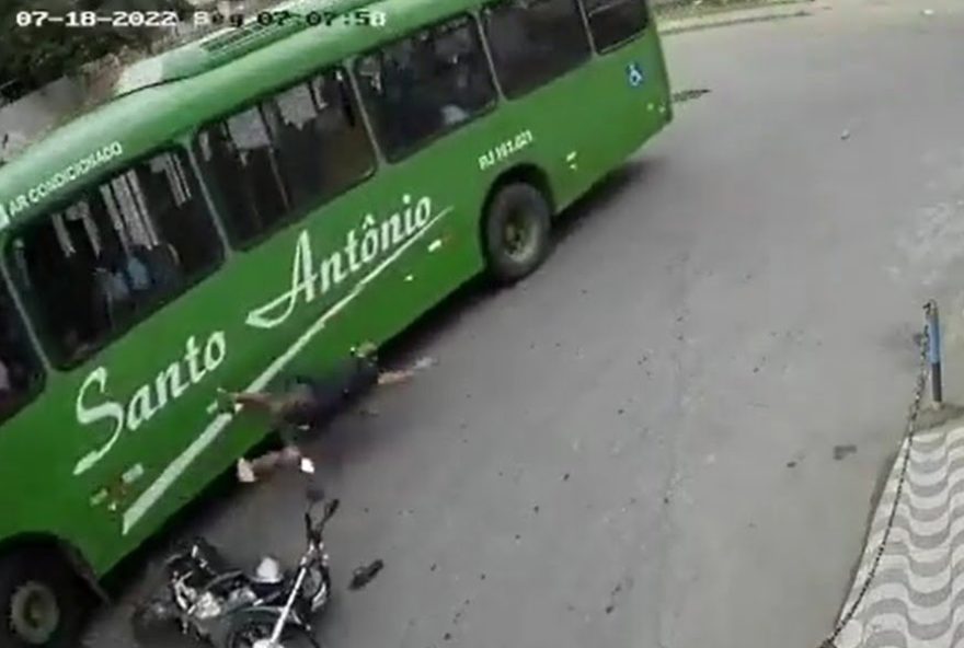 motoqueiro embaixo ônibus