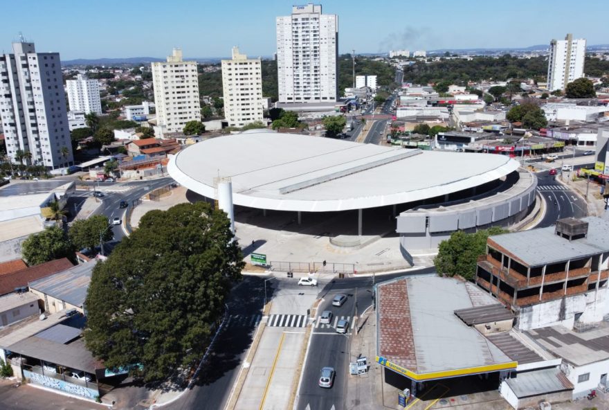 O terminal ainda conta com quatro plataformas comuns para embarque e desembarque de passageiros e uma específica para o BRT, além de banheiros, lanchonetes, área de apoio administrativo e elevador (Fotos: Divulgação / Seinfra)