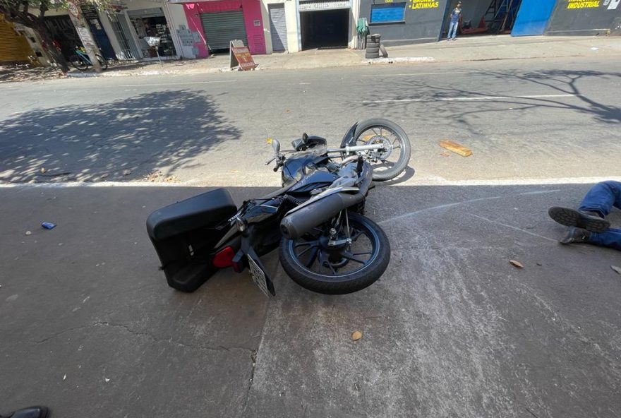 Três pessoas atravessavam correndo pela faixa de pedestre quando motociclista atropelou idosa.  (Foto: Dict/PCGO)