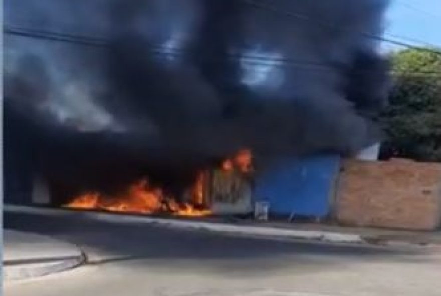 De acordo com os socorristas, as causas do incêndio já estão sendo investigadas, mas, a suspeita é que o fogo começou depois de um curto na fiação elétrica Foto: Reprodução/G1