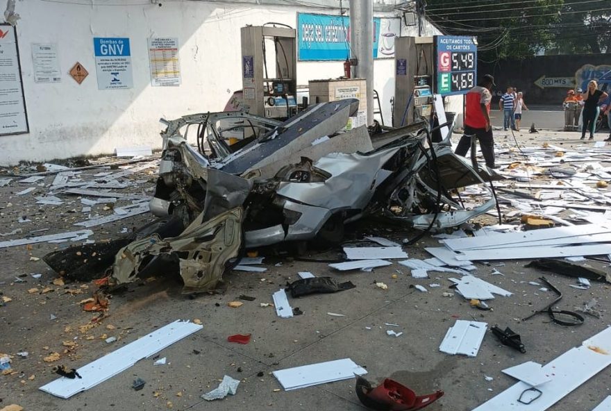 Carro após a explosão no posto de combustíveis (Foto: Luiz Antônio Bizarro / arquivo pessoal)