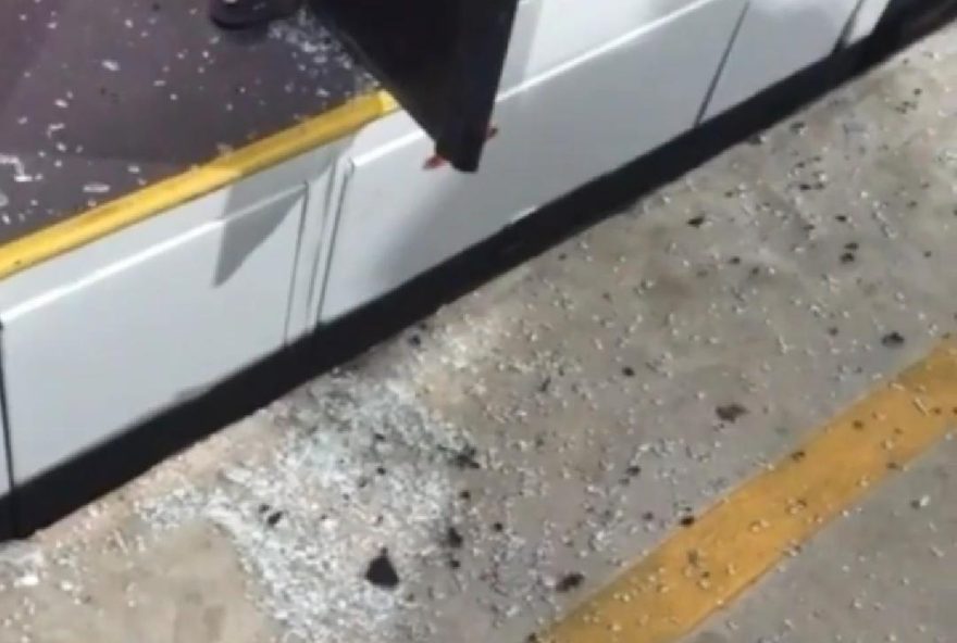 Passageiro quebrou a porta do ônibus, que precisou ser retirado de circulação. (Foto: Reprodução/CBN)