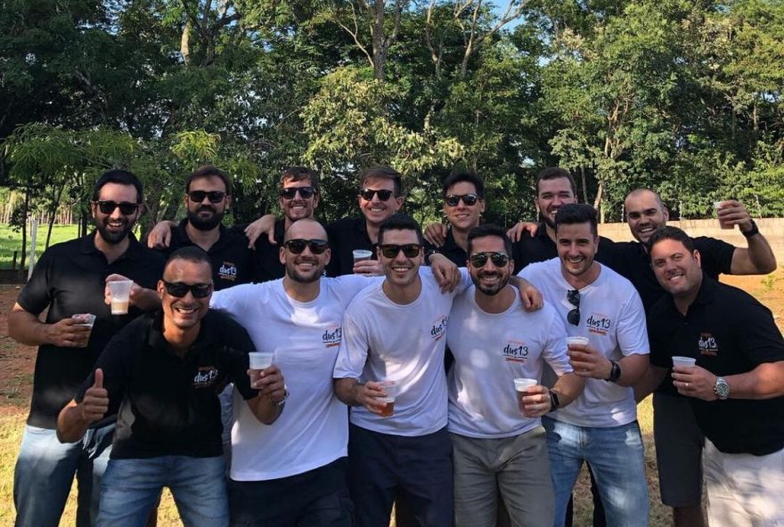 Gustavo e a equipe responsável por produzir a cerveja. (Foto: Arquivo pessoal)