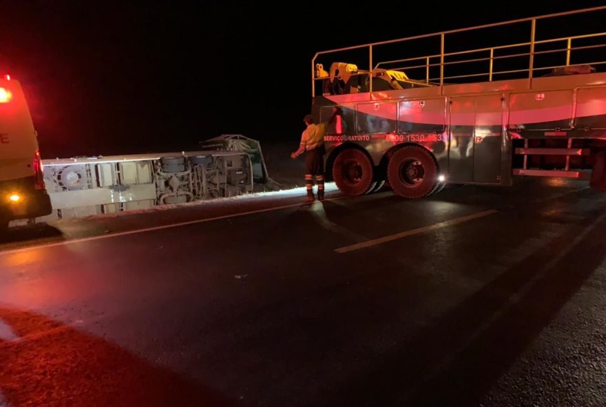 Ônibus que transportava 53 pessoas tombou na BR-153 e fez duas vítimas fatais (Foto: Dvivulgação / PRF)