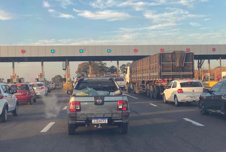 Havia apenas três dos 12 postos de pagamento funcionando no final da tarde da última segunda-feira, 08, no pedágio  no sentido Goiânia-Anápolis. (Foto: Diário do Estado)