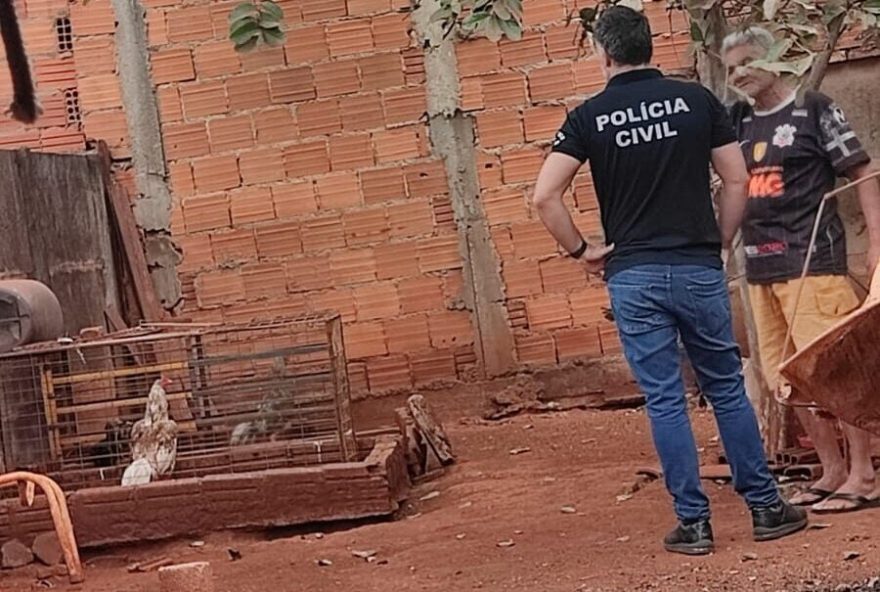 Policiais vasculhando o terreno onde ficava a rinha de galo ( Foto: Divulgação Polícia Civil)