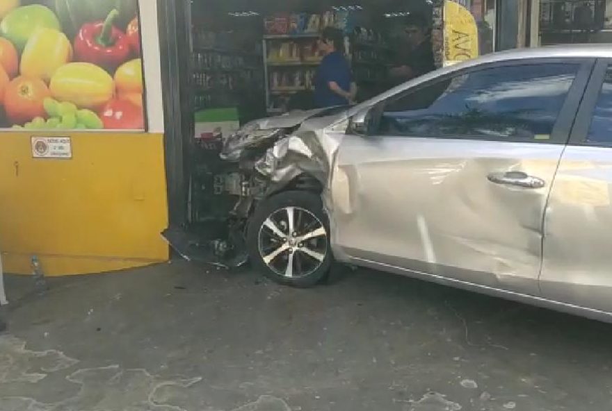 Carro ficou parcialmente destruído. (Foto: Divulgação/SMM)