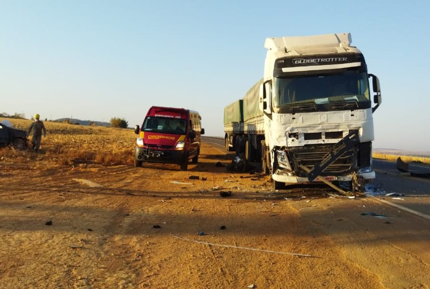 No acidente em Ipameri, foi atestado pelos bombeiros o óbito do motorista de um carro de passeio