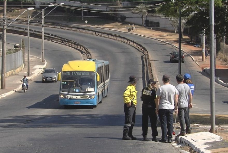 Equipes policiais realizam perícia no local onde uma mulher caiu do Eixo Anhanguera. (Foto: Reprodução / TV Anhanguera)