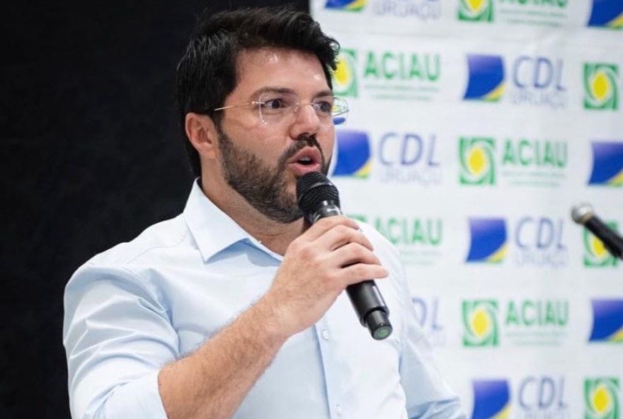 Imagem mostra o candidato a deputado federal de Anápolis, Márcio Corrêa, durante discurso