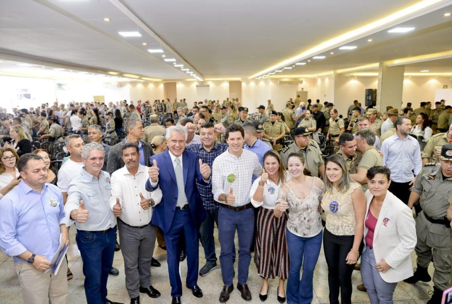 Foto mostra Caiado com representantes da Assego; atual govetnador tem ampla vantagem conforme pesquisas Ipec e Real Time