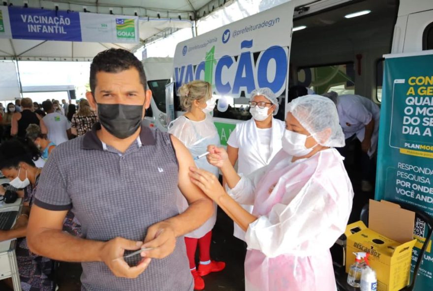 Goiânia vacina contra Covid e influenza neste sábado, 27, em pontos fixos e unidades móveis (Foto: Divulgação / Prefeitura de Goiânia)