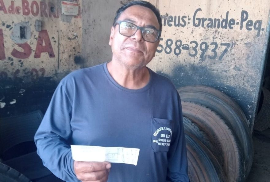 Na borracharia de Eli José de Moura, em Goiânia, os cheques são aceitos há 20 anos, mas apenas de clientes VIP há algum tempo. (Foto: Arquivo Pessoal)