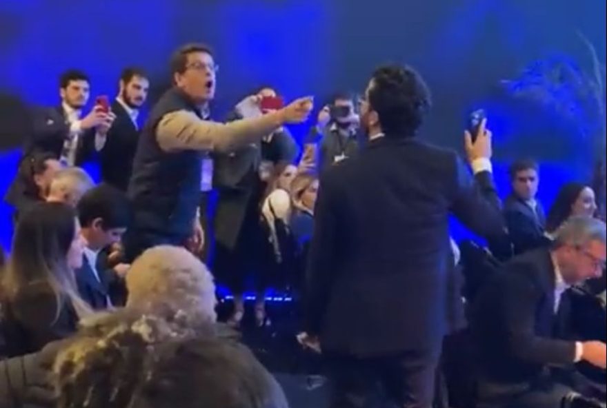 Imagem mostra bate-boca entre deputado André Janones e ex-ministro Ricardo Salles