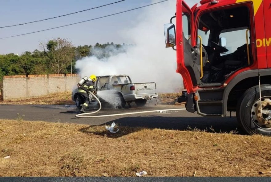 Homem é preso por agredir esposa e por fogo na caminhonete da família