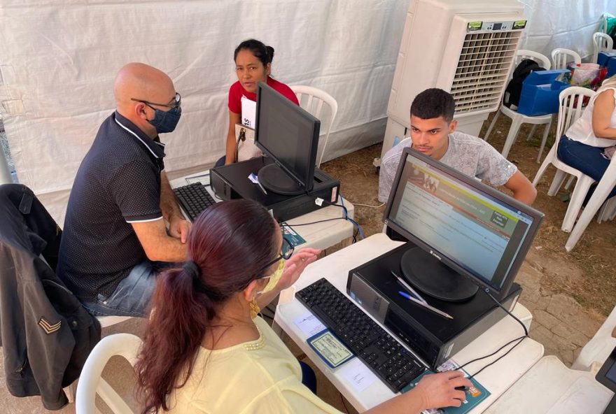 Foto mostra atendimento durante Feirão de Empregos do Cotec