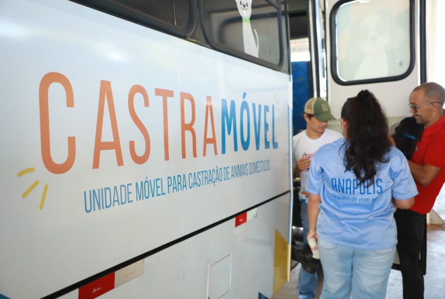 Ônibus de castração visita semanalmente diferentes regiões, em Anápolis. (Foto: Divulgação/Prefeitura)