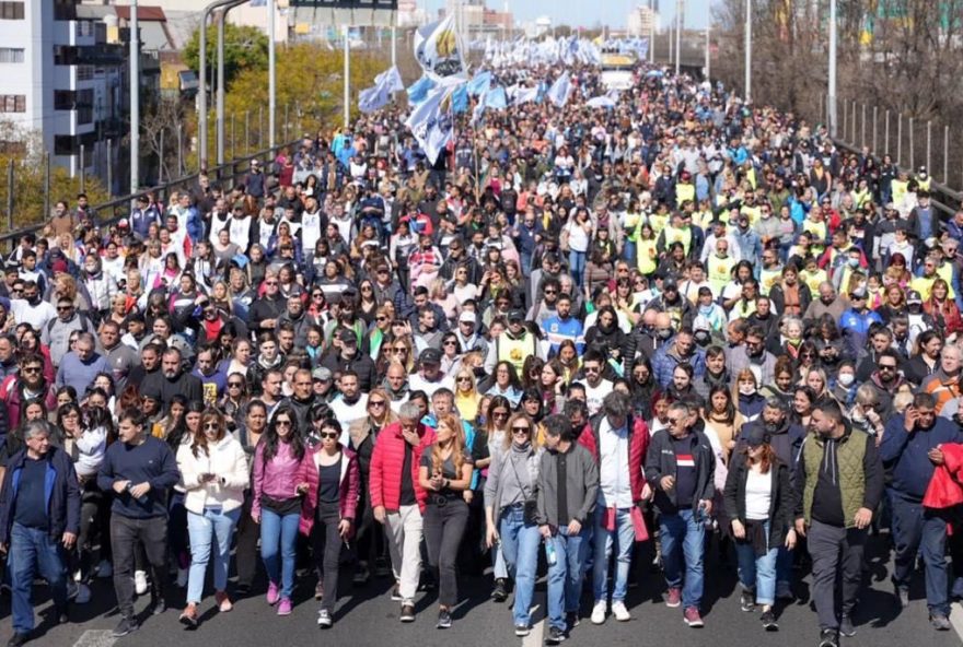 Argentinos vão às ruas em repúdio ao atentado contra Cristina Kirchner (Foto: Reproduções / Twitter Mayra Mendonza)