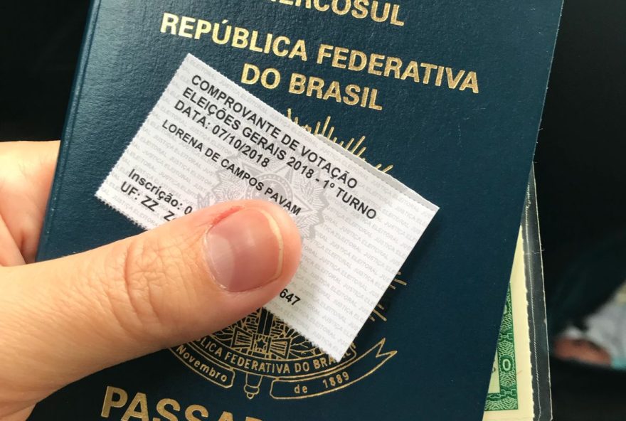 Lorena votando para presidente do Brasil no exterior