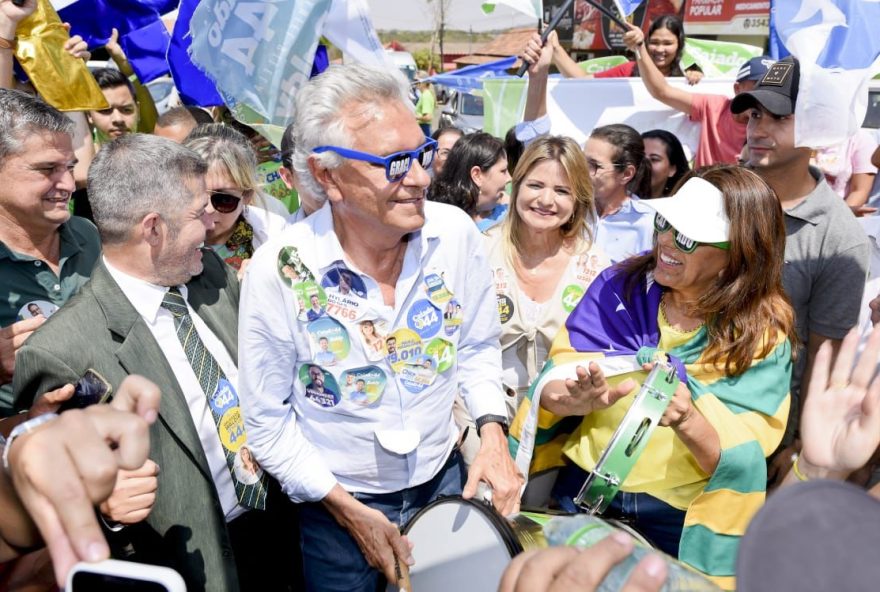 Imagem mostra governador Ronaldo Caiado em momento de desconstração em carreata