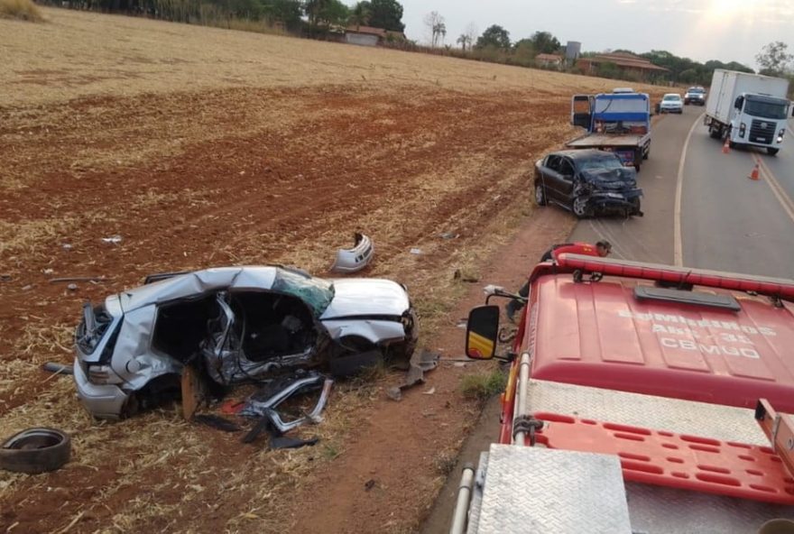 Batida entre dois carros deixa seis pessoas mortas, na GO-060, em Turvânia (Foto: Divulgação / Corpo de Bombeiros)