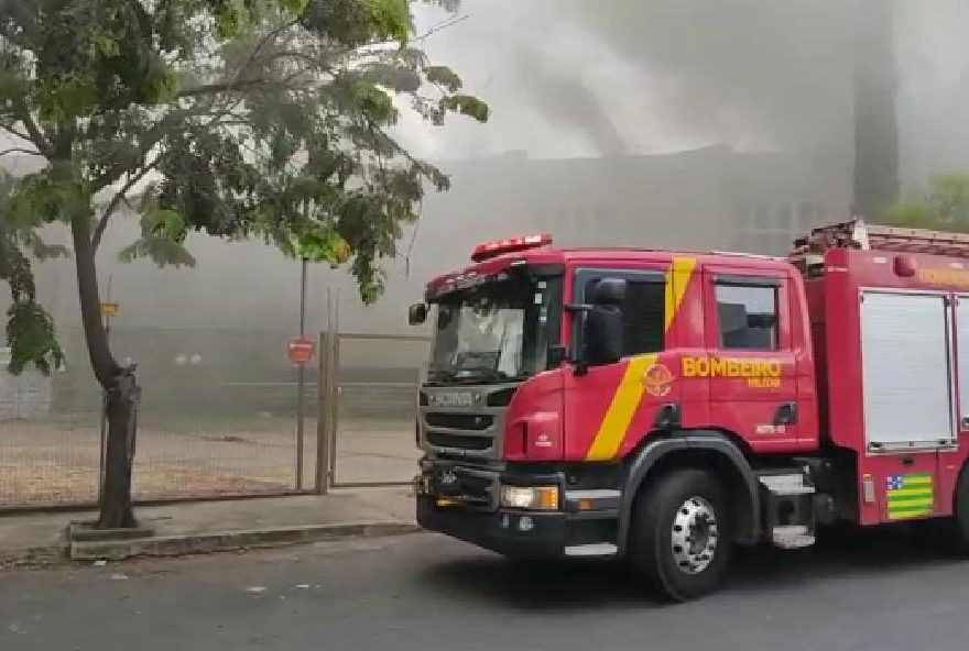 Bombeiros precisaram usar 10 mil d'água para combater incêndio. (Foto: Divulgação/Corpo de Bombeiros)