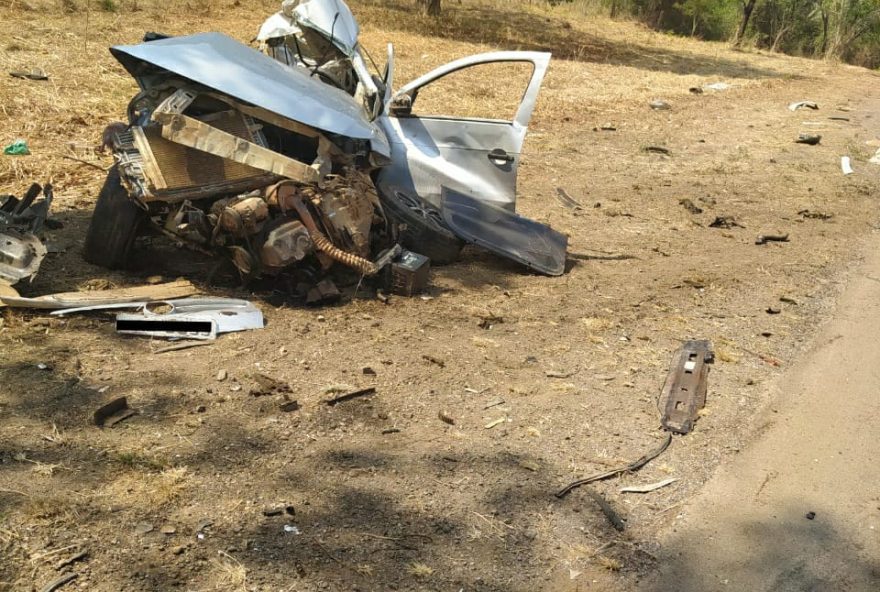 Carro teria se chocado de frente com carreta após motorista perder o controle da direção, na BR-153, em Campinorte (Divulgação / PRF)